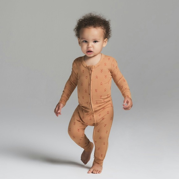SKIMS Other - ✨SKIMS SLEEP BABY ONESIE GINGERBREAD PRINT IN CARAMEL 12M